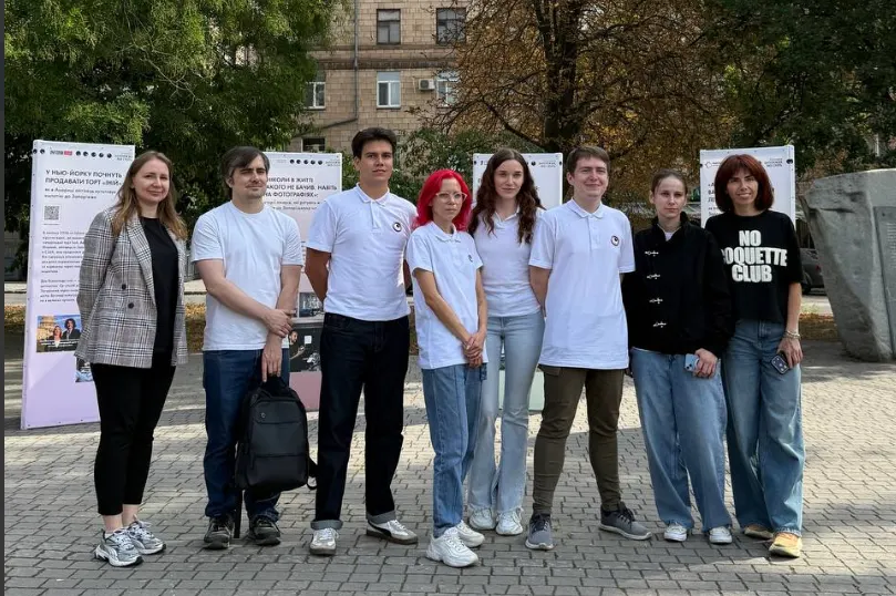 На площі Митців у Запоріжжі відкрили вуличну виставку про життя під час війни
