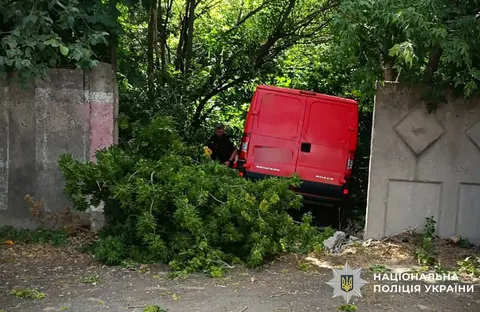 У Полтаві водій Peugeot Boxer врізався в бетонний паркан