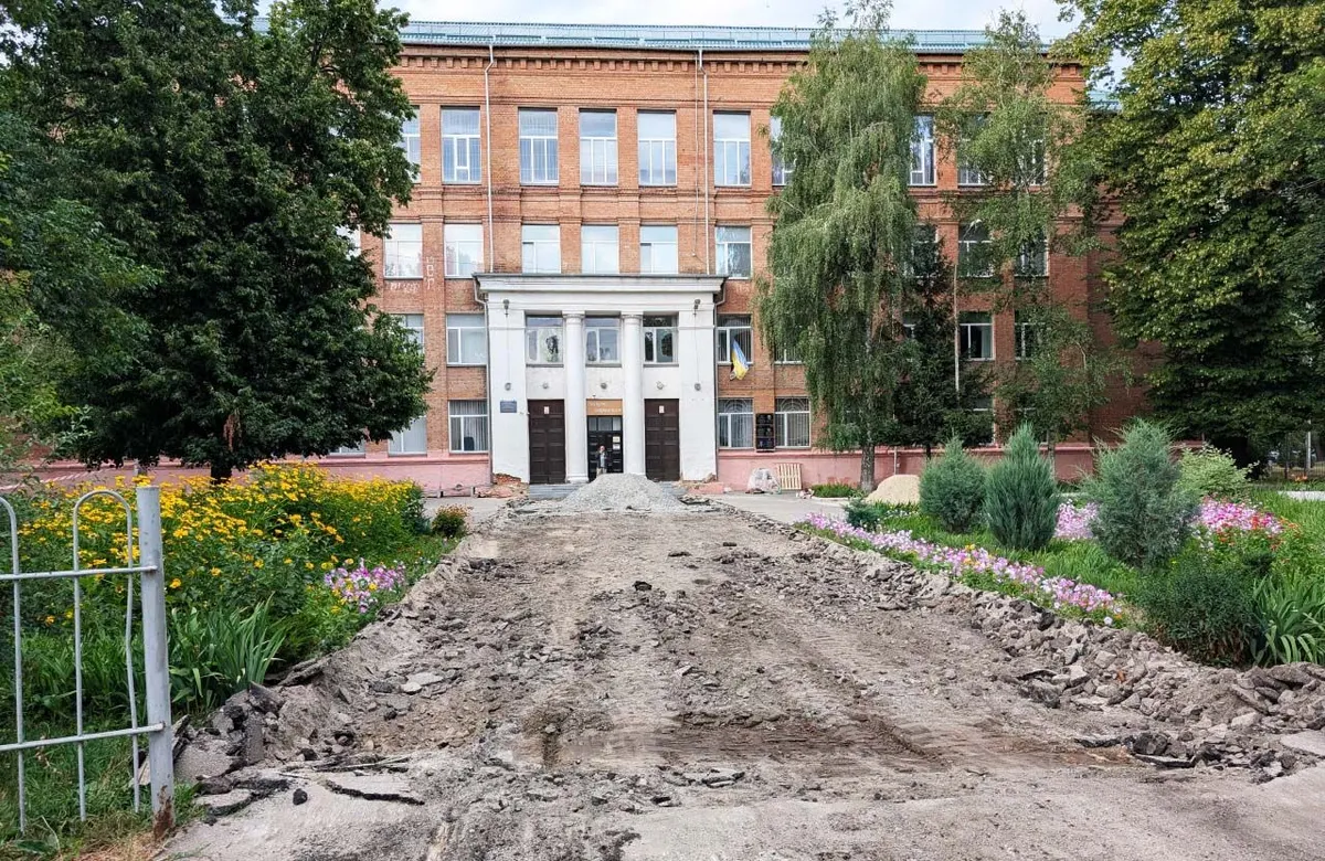 У полтавській школі №9 міняють ідеальний асфальт на плитку за мільйон
