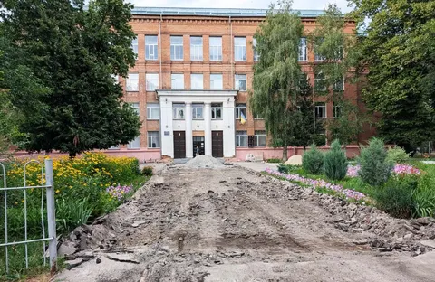 У полтавській школі №9 міняють ідеальний асфальт на плитку за мільйон