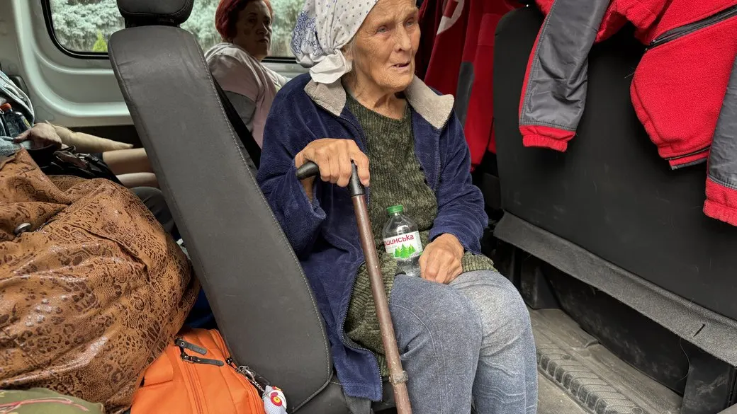 «Вона померла одразу»: як евакуюють людей із прифронтової Донеччини