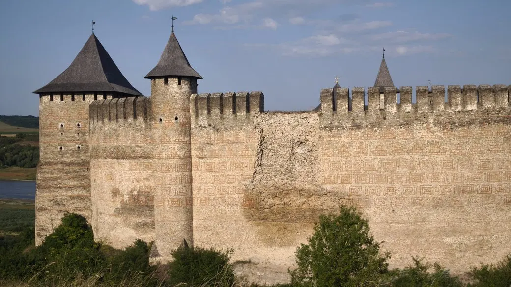 Хотинську фортецю рятуватимуть: проєкт реставрації аварійної стіни готовий до кінця року