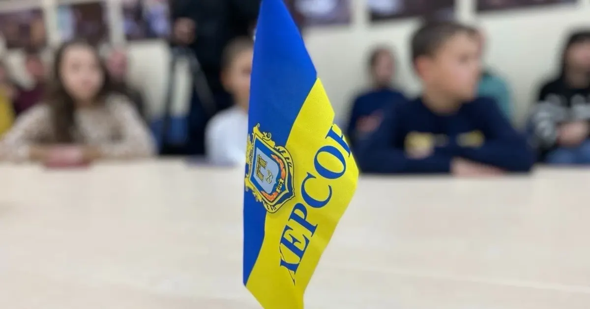 «Мокрий, але живий»: історії про прапор України у Херсоні
