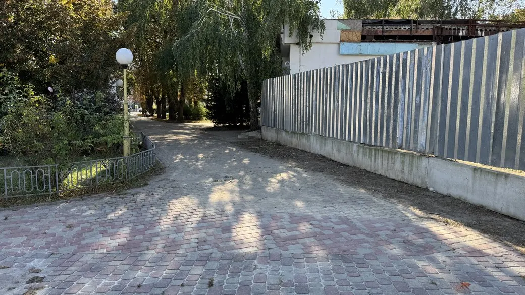 У Полтаві активісти розібрали частину паркану біля колишнього кінотеатру Котляревського