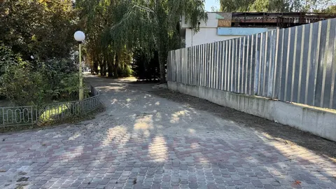 У Полтаві активісти розібрали частину паркану біля колишнього кінотеатру Котляре