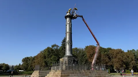У Полтаві на Монументі Слави оновили стяги напередодні Дня прапора