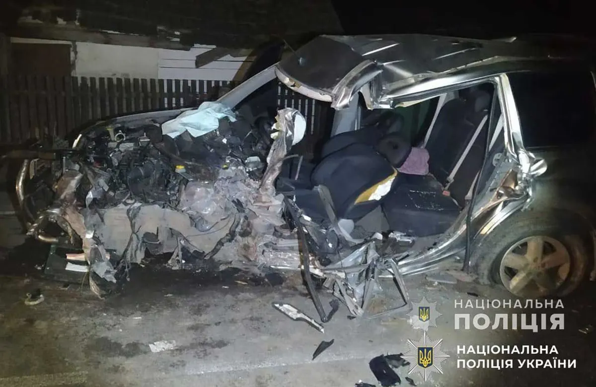 Пʼяна водійка влетіла в дерево на Полтавщині: пасажир — у лікарні