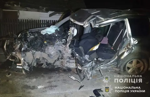 Пʼяна водійка влетіла в дерево на Полтавщині: пасажир — у лікарні