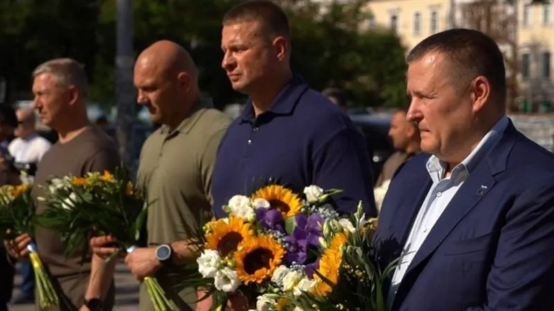 Дніпро відзначає 500-річчя: біля пам'ятника Полю вшанували захисників і оживили історію міста