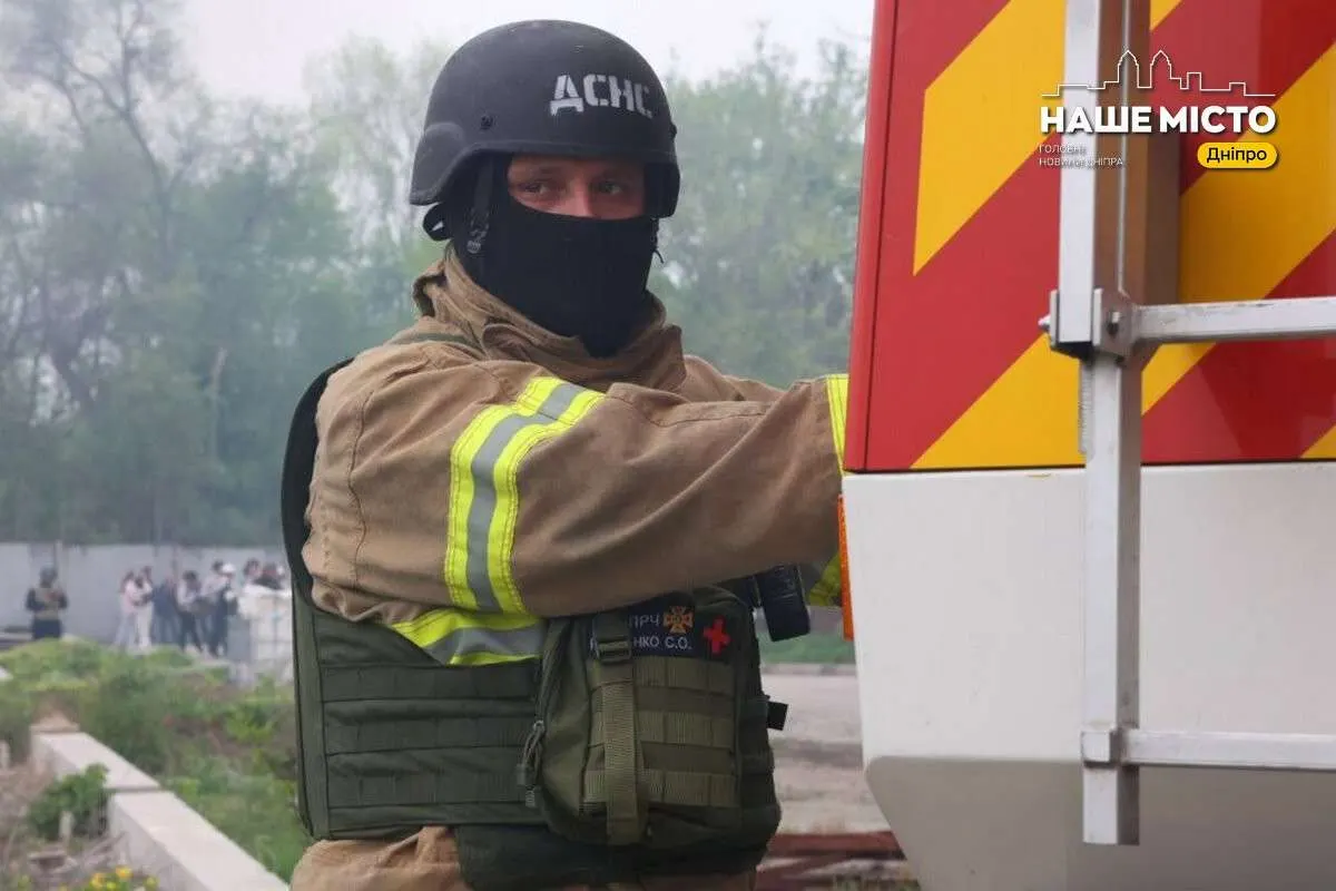 «Ну-ка, дівчата, беремо сумки!»: дніпровський рятувальник — про порятунок дівчинки з-під завалів