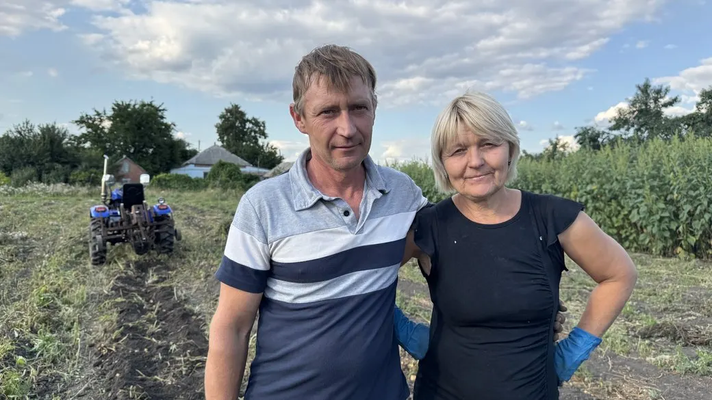 Фермер із Леб'яжого, який пережив окупацію та онкологію, зібрав врожай на 2 гектарах