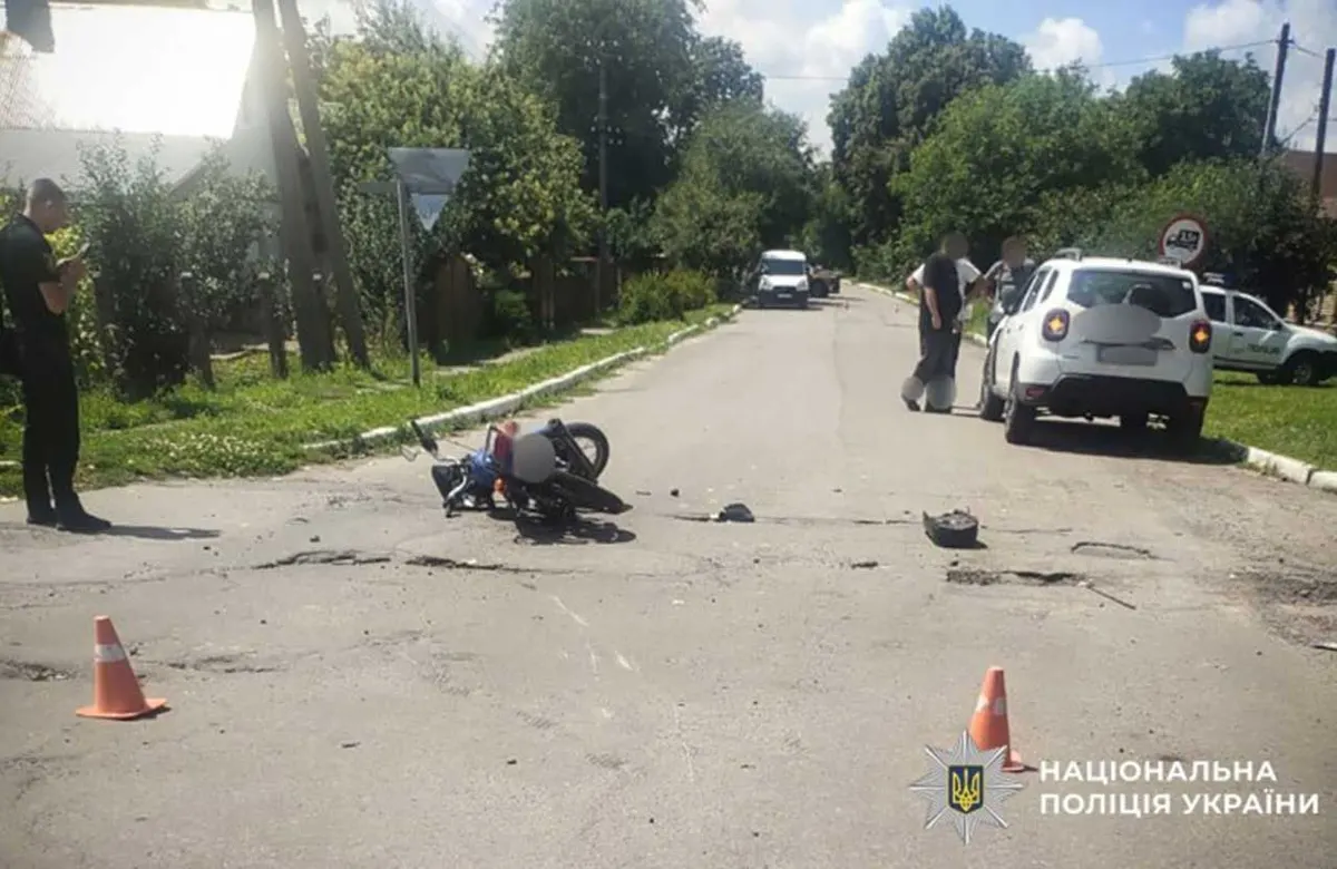 У Диканьці мотоцикліст-підліток потрапив до лікарні після зіткнення з Renault