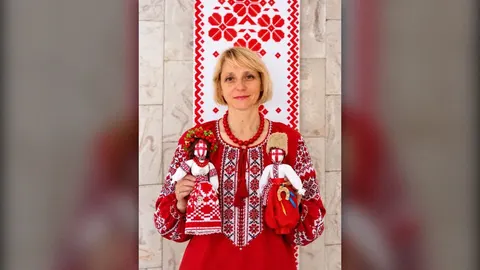 Мотанки на підтримку ЗСУ та віра в повернення коханого: історія майстрині з Крол