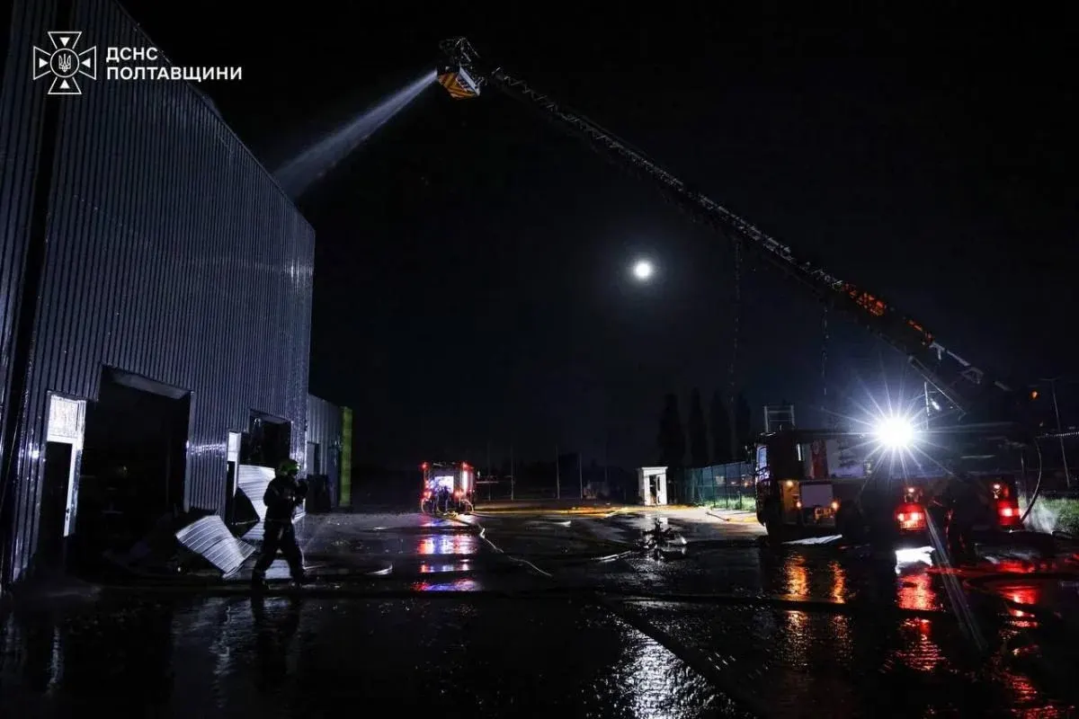 Удар дронів по Полтавщині: загиблий, горів термінал «Нової пошти»