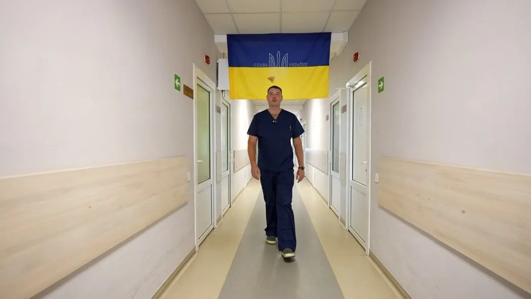 Вінницький лікар, якому стільки ж, скільки Україні, рятує військових