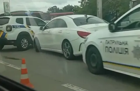 У Полтаві водій Mercedes-Benz наїхав на патрульного: чоловіка затримали