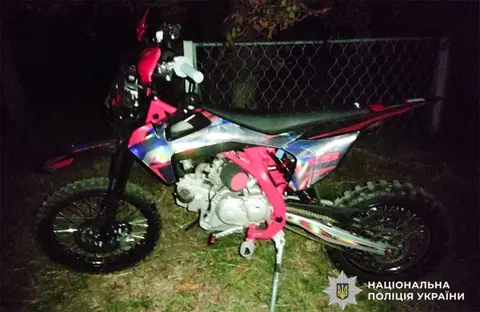 У Кукобівці 13-річна дівчинка на пітбайку врізалася в паркан: у лікарні