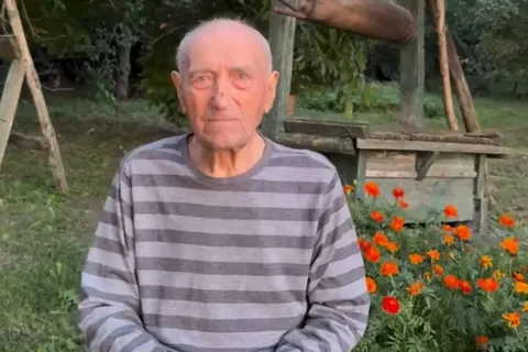 102-річний Михайло Руденко з Полтавщини заспівав і підкорив мережу