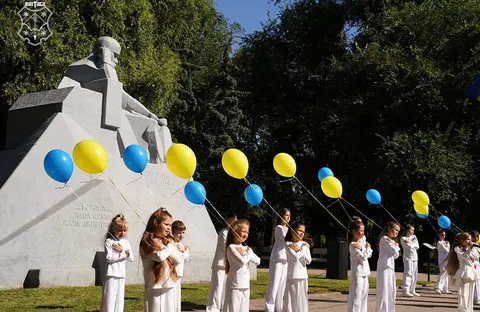 У Полтаві в День Української Державності вшанували Шевченка квітами