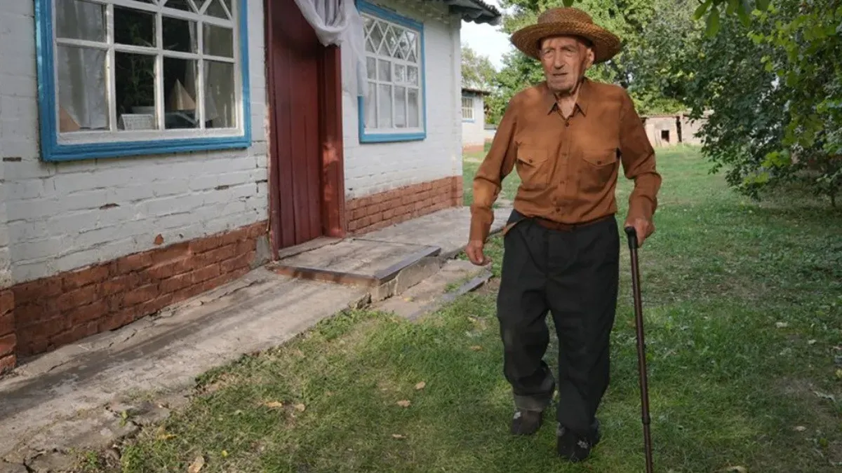 101-річний Михайло Руденко з Полтавщини живе сам у селі та читає без окулярів
