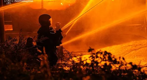 Ворог ударив по приватному підприємству на Полтавщині: пожежу загасили, люди не постраждали