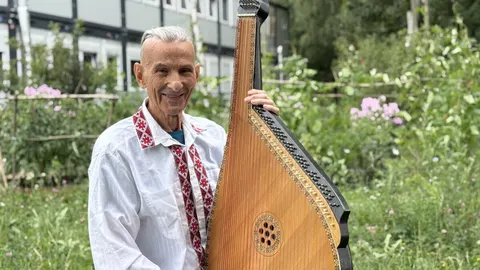 85-річний бандурист з Нікополя співає у львівському прихистку