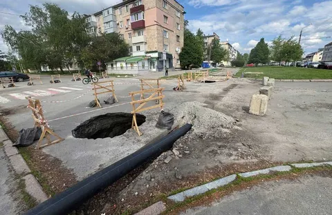 Ремонт колектора в авіамістечку: грошей немає, рух перекрито на місяці