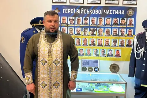 У Кременчуці демонтували стелу з фото зниклих безвісти нацгвардійців